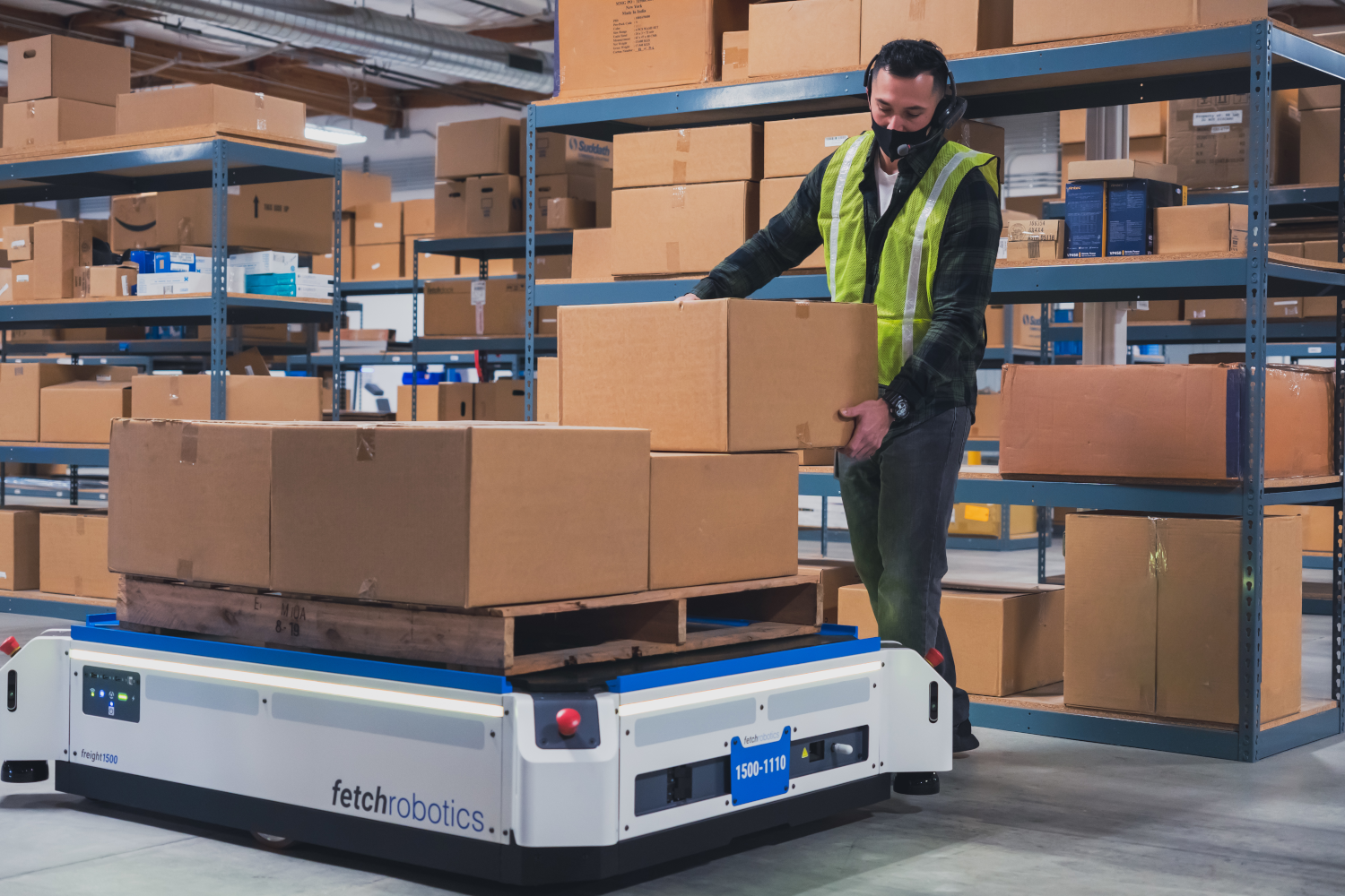 Fetch Freight1500 AMR - warehouse worker with autonomous mobile robot
